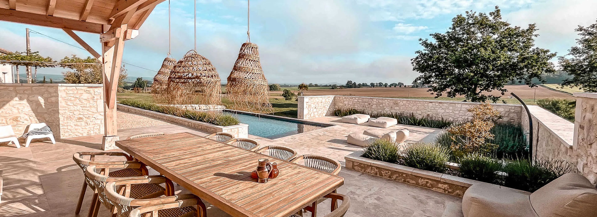 Uitzicht op terras met zwembad en landelijke omgeving in Dordogne.