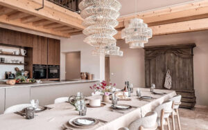 Luxe Vakantiehuis Dordogne interieur Luxe eetkamer in Dordogne vakantiehuis met houten plafond en moderne decoratie.