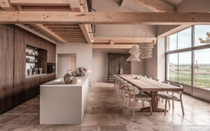 Luxe Vakantiehuis Dordogne interieur Luxe vakantiehuis in Dordogne met moderne keuken en grote ramen.