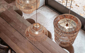 Luxe Vakantiehuis Dordogne interieur Moderne hanglampen boven eettafel in luxe vakantiehuis Dordogne.