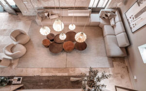Luxe Vakantiehuis Dordogne interieur Luxe woonkamer met moderne meubels en sfeervolle verlichting.