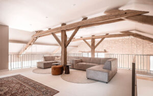 Luxe Vakantiehuis Dordogne Interieur Luxe woonkamer in Dordogne vakantiehuis met houten balken en moderne meubels.