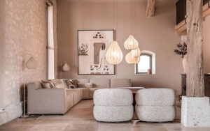 Luxe Vakantiehuis Dordogne interieur Luxe woonkamer in Dordogne vakantiehuis met moderne decoratie.