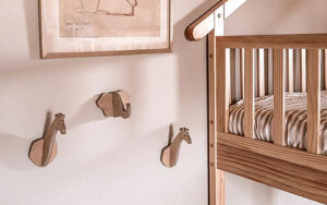 Gezinskamer in Luxe Vakantiehuis Dordogne Kinderkamer met houten bed en muurschilderingen in Dordogne vakantiehuis.