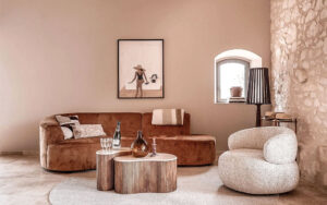 Luxe Vakantiehuis Dordogne interieur Luxe woonkamer in Dordogne met moderne meubels en natuurlijke kleuren.