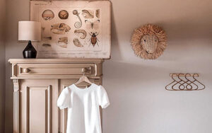 Interieur van luxe vakantiehuis Dordogne Elegant interieur met witte jurk en decoratieve elementen in Dordogne.