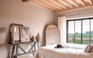 Luxe slaapkamer in Domaine Lèisa Luxe slaapkamer met uitzicht in Domaine Lèisa, Dordogne.