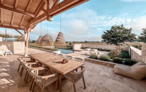 Luxe Vakantiehuis Dordogne terras Uitzicht op terras van luxe vakantiehuis met eettafel en relaxruimte.