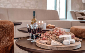 Luxe Vakantiehuis Dordogne - Smaakvolle Tapas Gezellig interieur met wijn, kaas en tapas in luxe vakantiehuis Dordogne.