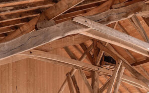 Authentieke houten constructie in vakantiehuis Houten dakconstructie van een luxe vakantiehuis in Dordogne.