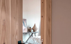 Luxe Vakantiehuis Dordogne interieur Binnenzicht van een luxe vakantiehuis in Dordogne met houten plafond en moderne inrichting.