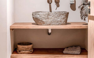 Luxe Vakantiehuis Dordogne - Badkamer Rustieke stenen wastafel in luxe vakantiehuis Dordogne.