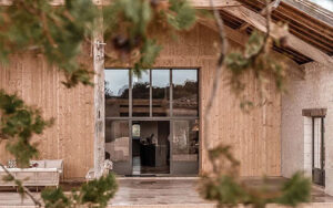 Luxe Vakantiehuis Dordogne Luxe vakantiehuis in Dordogne met houten gevel en grote ramen.