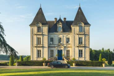 Un château français luxueux et romantique avec trois maisons d'hôtes séparées, entouré par la magnifique campagne de la Dordogne.