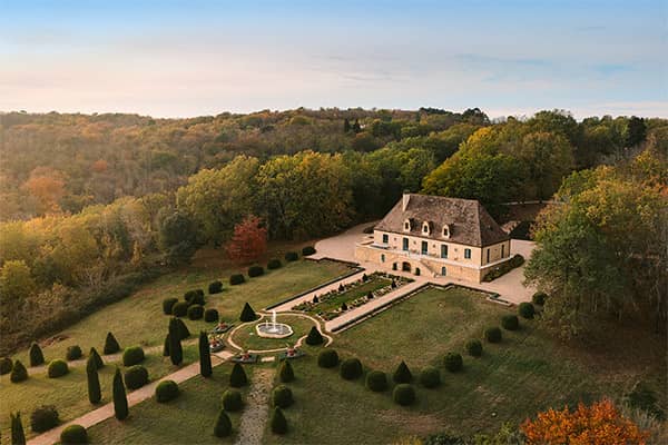 Five-star estate comprising a manor house and a guest house. The perfect hideaway for a luxury holiday in the Dordogne and 6 km from Sarlat.