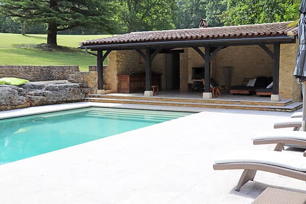 Sfeervol landgoed in één van de mooiste gebieden van de Dordogne. Prachtig verwarmd zwembad, magnifiek uitzicht, 30 hectare groot privéterrein.