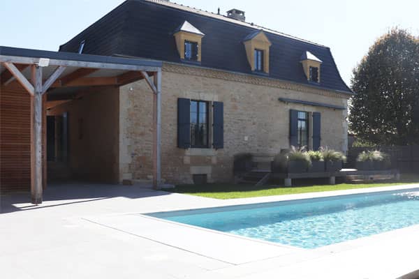 Op een magische plek aan de oever van de Dordogne rivier ligt dit romantische vakantiehuis met privé zwembad.