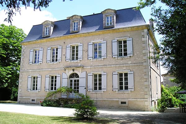 Prachtig traditioneel herenhuis met stijlvol interieur en veel comfort op loopafstand van één van de mooiste bastidestadjes van Frankrijk. 12 personen.