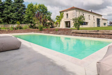 Beleef een unieke vakantie in het hart van de Dordogne, waar luxe en traditionele charme samenkomen in het recent gerenoveerde Maison Les Étoiles. Laat je verrassen door de rust, het comfort en de adembenemende omgeving.