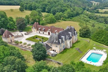 Elegant and breathtaking chateau. Beautifully renovated and furnished with a mix of contemporary and traditional furniture. 14 - 18 people.
