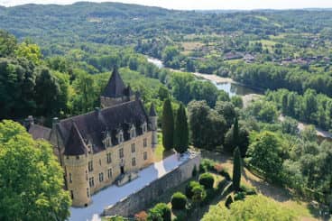 An impressive hilltop chateau overlooking the Dordogne river, offering many luxurious spaces and exclusive services. 20 people.