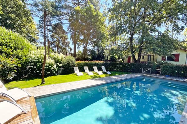 Une charmante villa avec un jardin luxuriant, aménagée avec goût et avec une piscine privée chauffée... Le tout à 15 minutes de Bordeaux !
