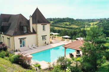 Holiday villa with separate apartment with breathtaking views of Belves Dordogne. With playing ground for kids.