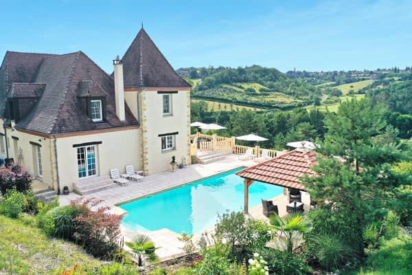 Villa Monplaisant Dordogne. Schitterende villa met separaat gastenverblijf met adembenemend uitzicht op het oude stadje Belvès. Met speeltuin.
